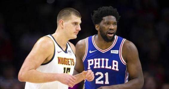 互致问候，U17世界杯期间日本队与墨西哥队在酒店相互列队致意